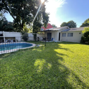 Venta casa en Bella Vista en Barrio con portón