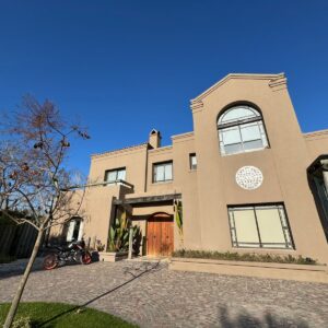 Venta excelente casa B° Cdo BsAs Village