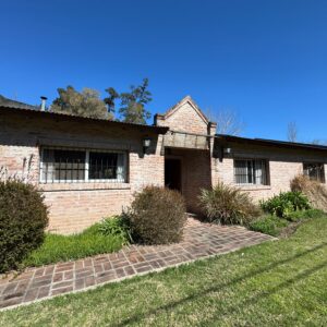 Venta casa en B° con portón en Bella Vista